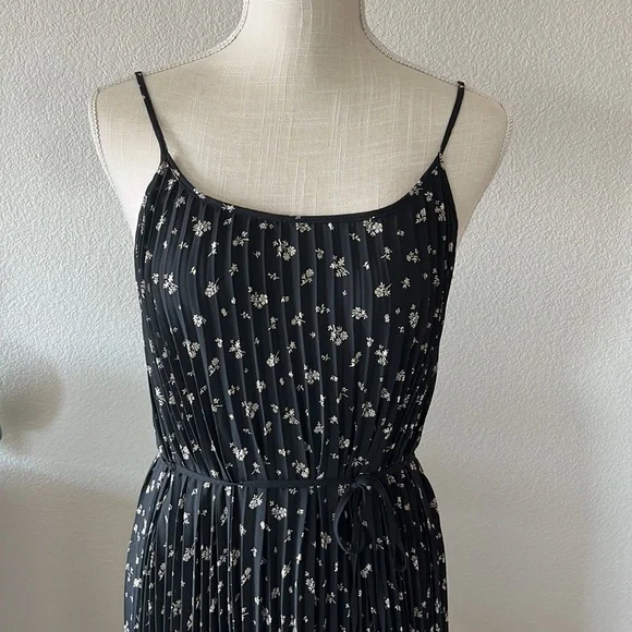 H&M floral pleated dress - Picture 3 of 7